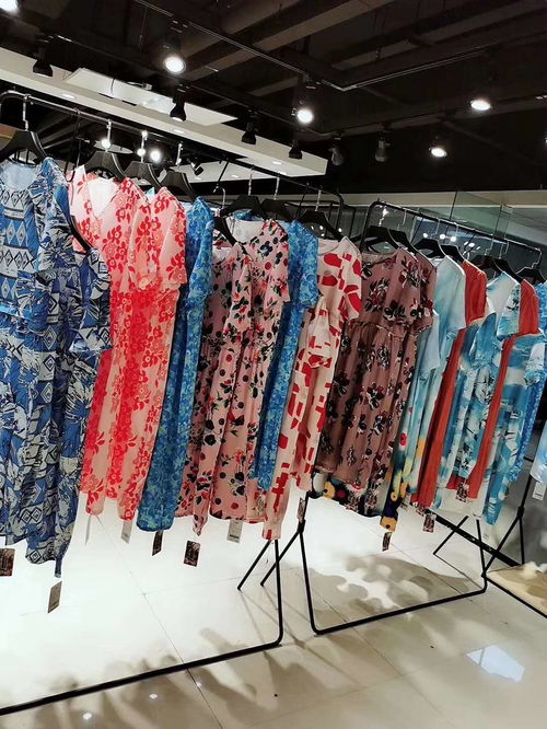 復(fù)古碎花連衣裙尾貨批發(fā) 品牌折扣女裝的精準(zhǔn)貨源新機遇